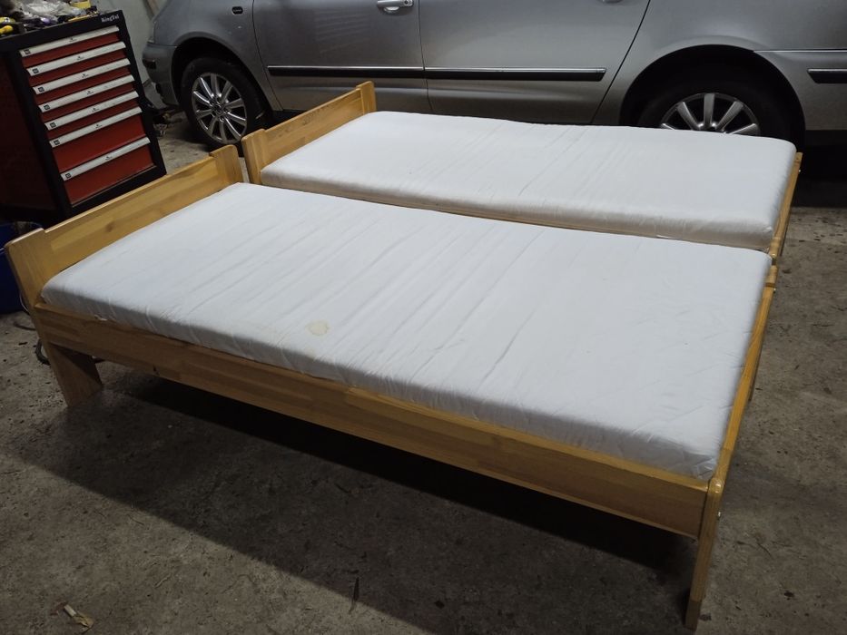 Łóżka drewniane z materacami