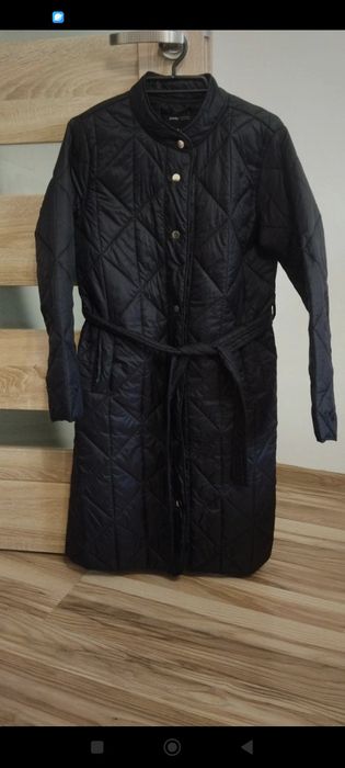Czarny pikowany płaszczyk