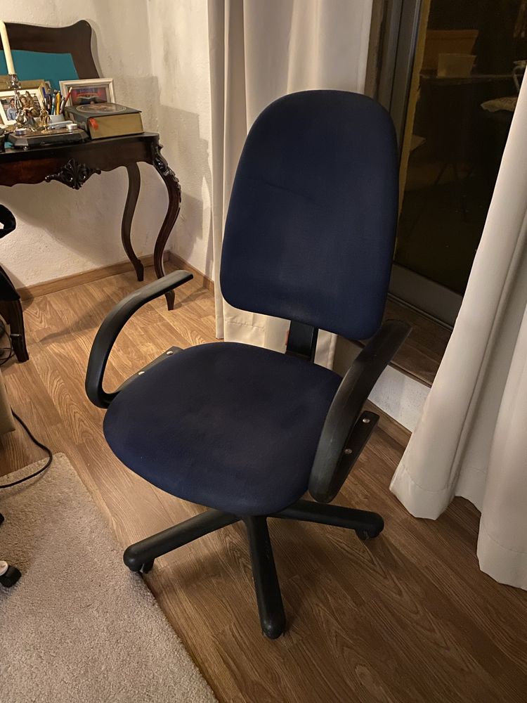 Cadeira de escritorio com rodas