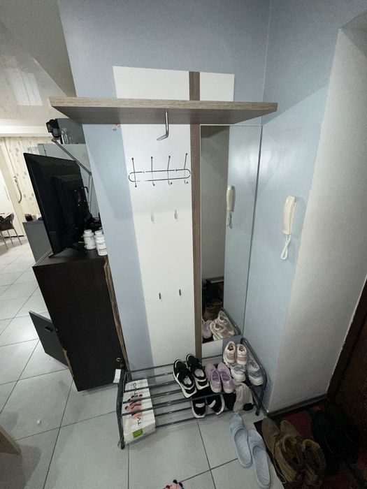 Вешалка в прихожую с обувной полкой