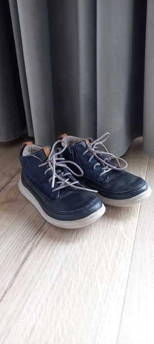 Lekkie klasyczne buty chłopięce