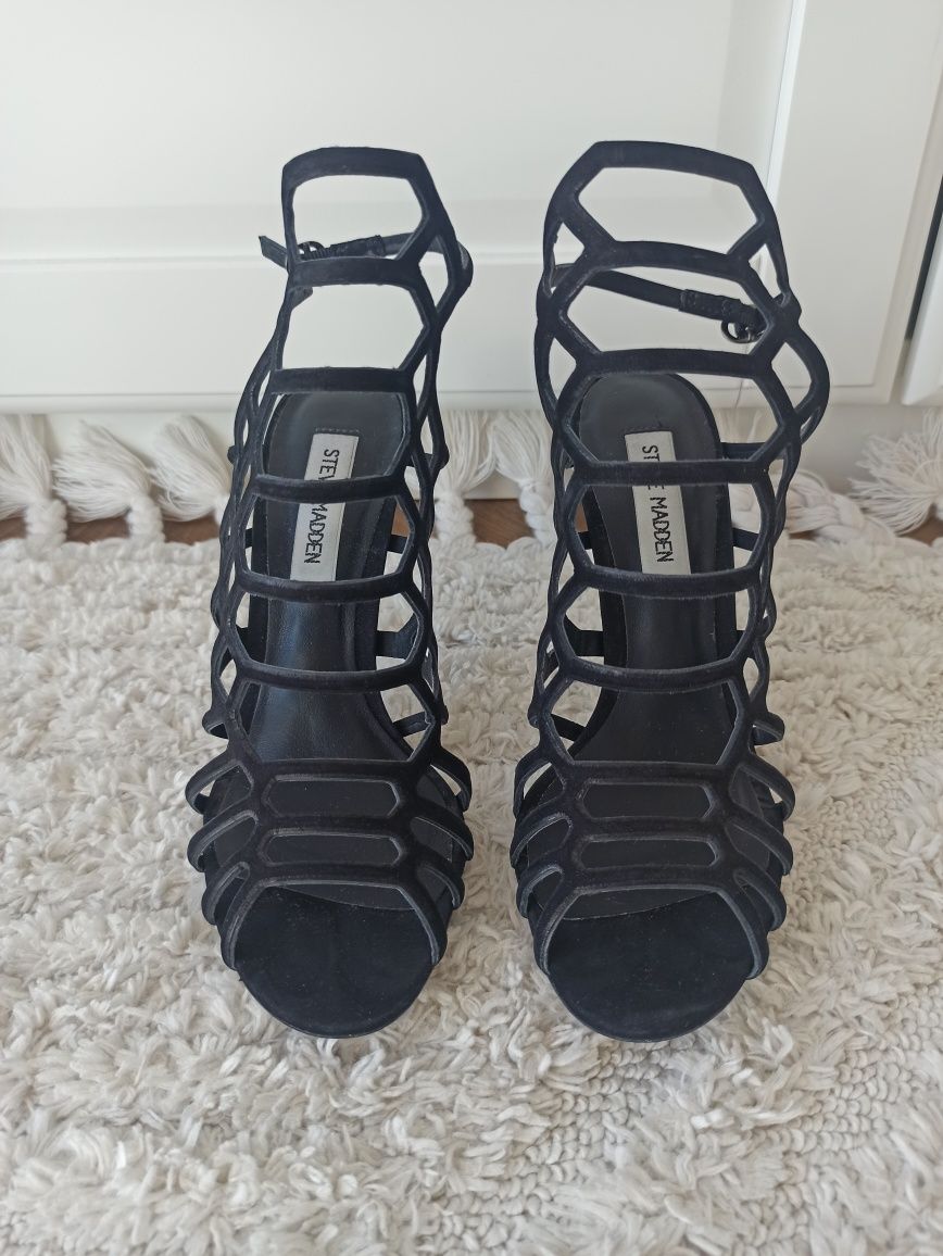 Czarne zamszowe sandały z paseczkami Steve Madden rozmiar 37