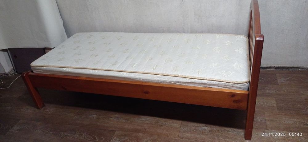 Продам кровать с матрасом