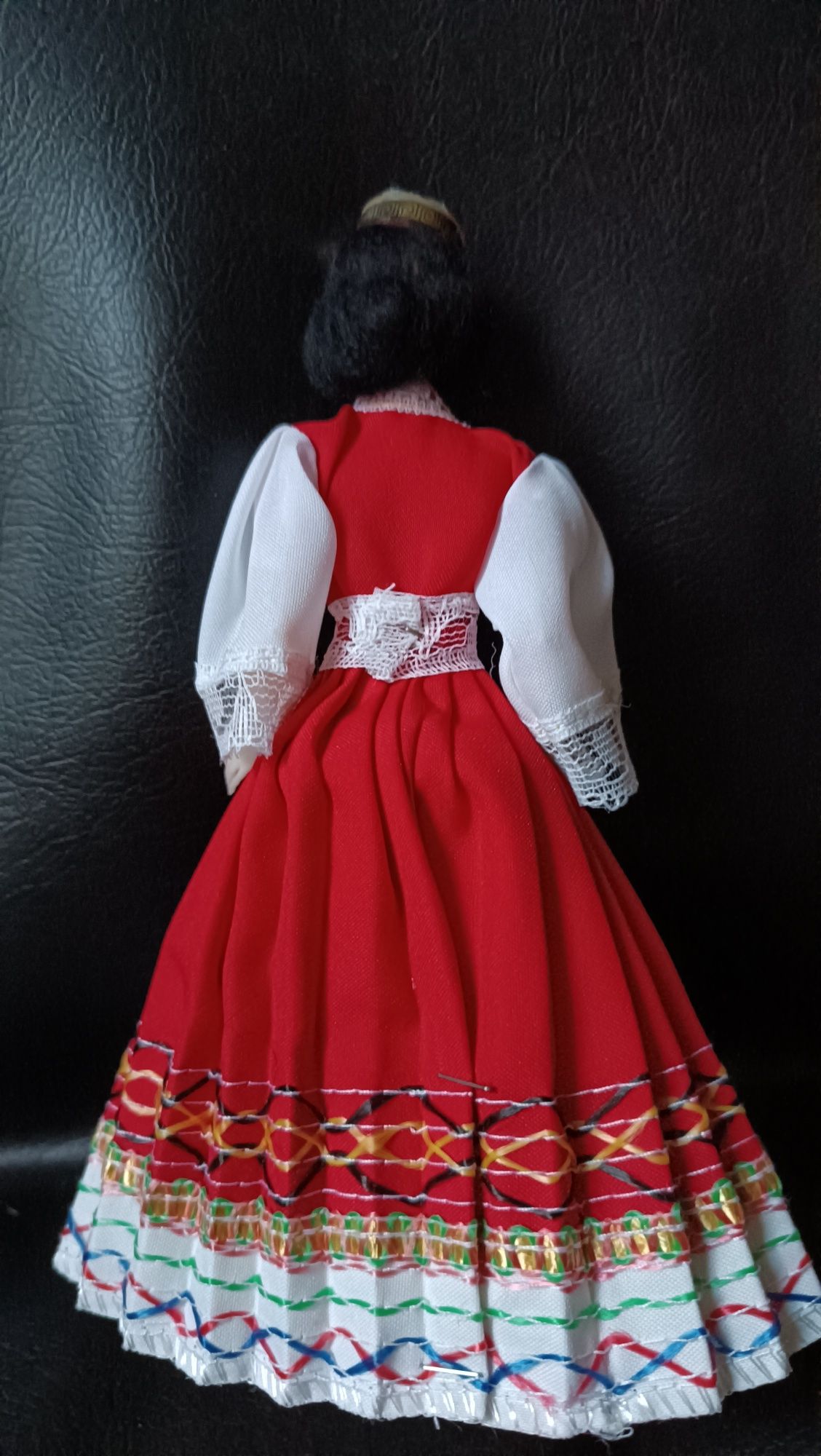 Kolekcjonerska lalka w tradycyjnym stroju greckim