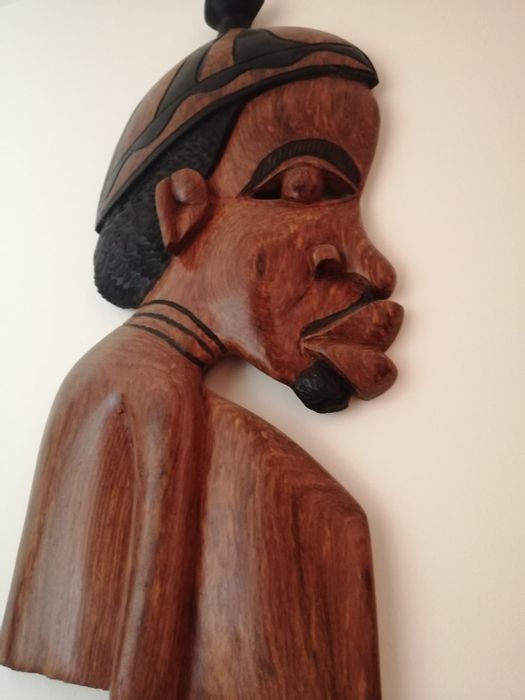 Caras africanas em madeira