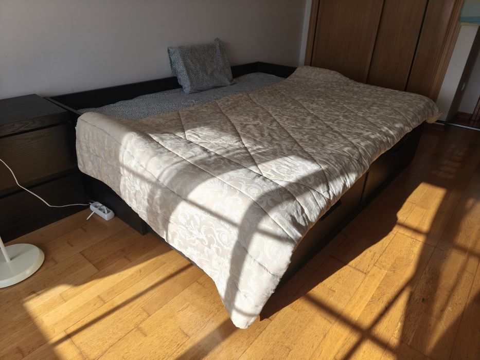 Cama IKEA com gavetas