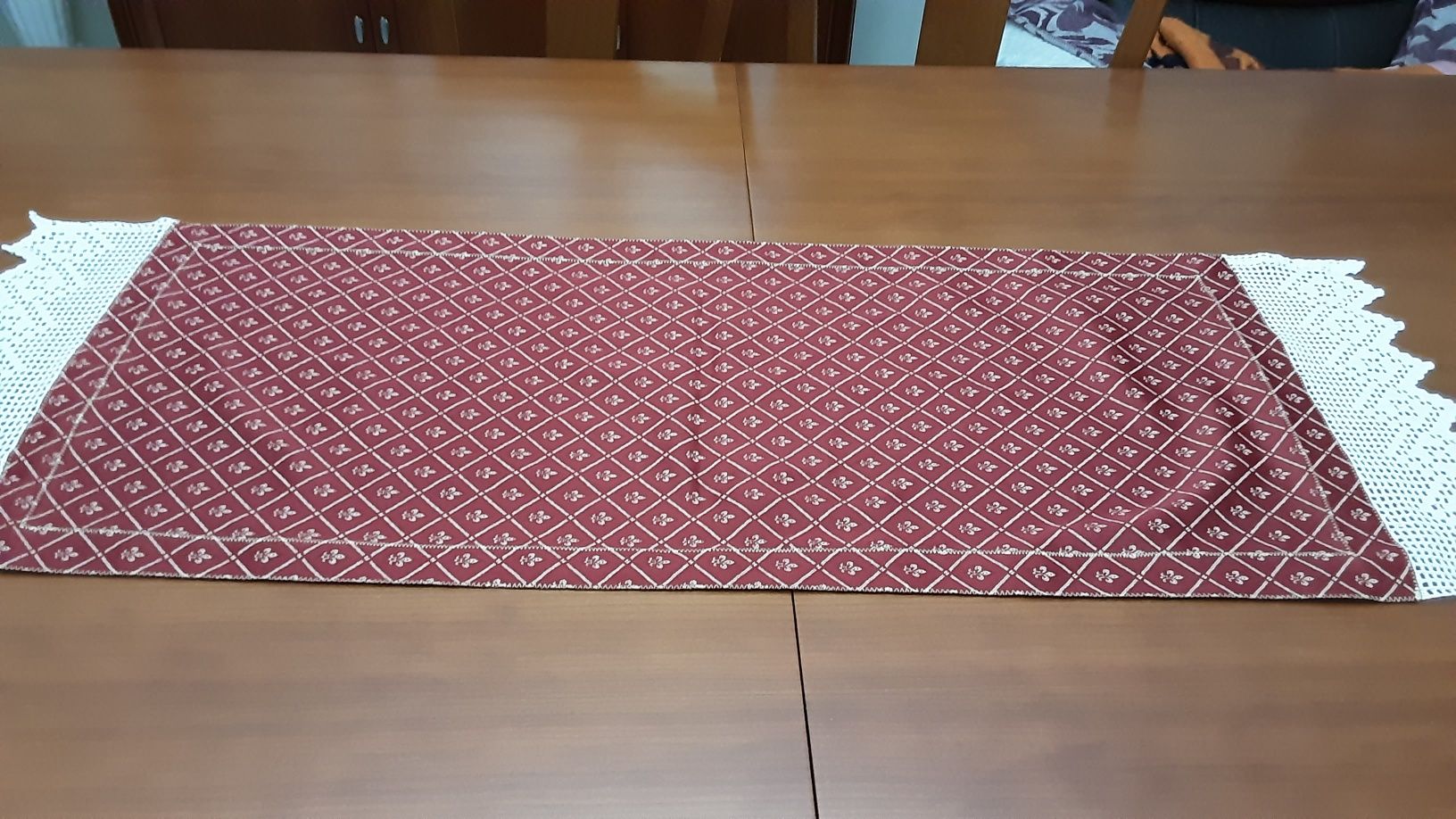 Pano corredor  de mesa retangular  com croché nas pontas