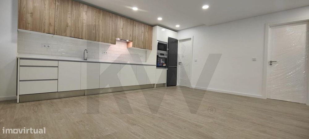 Apartamento T-2 totalmente remodelado e equipado, suíte e closet.