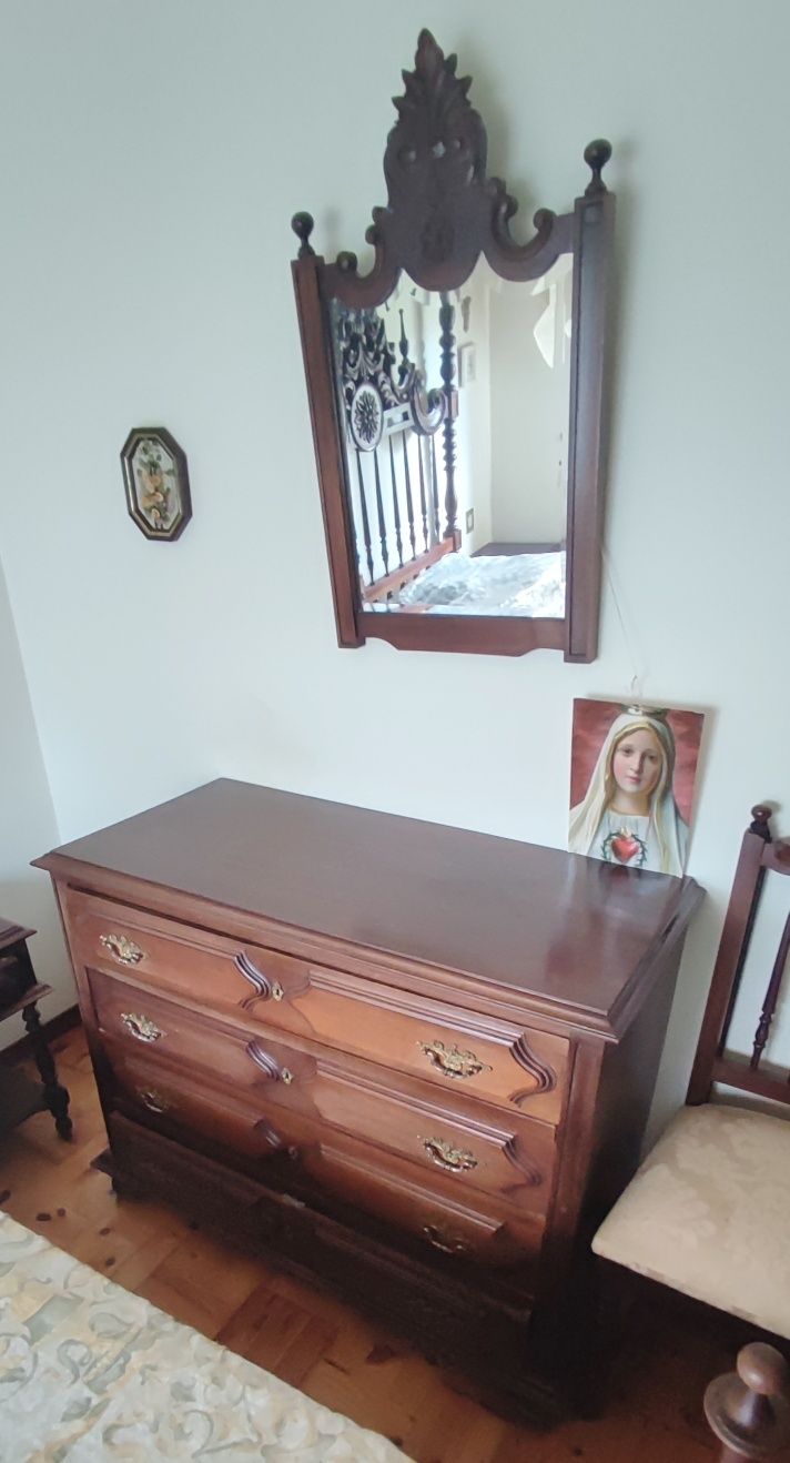 Mobília de quarto em madeira