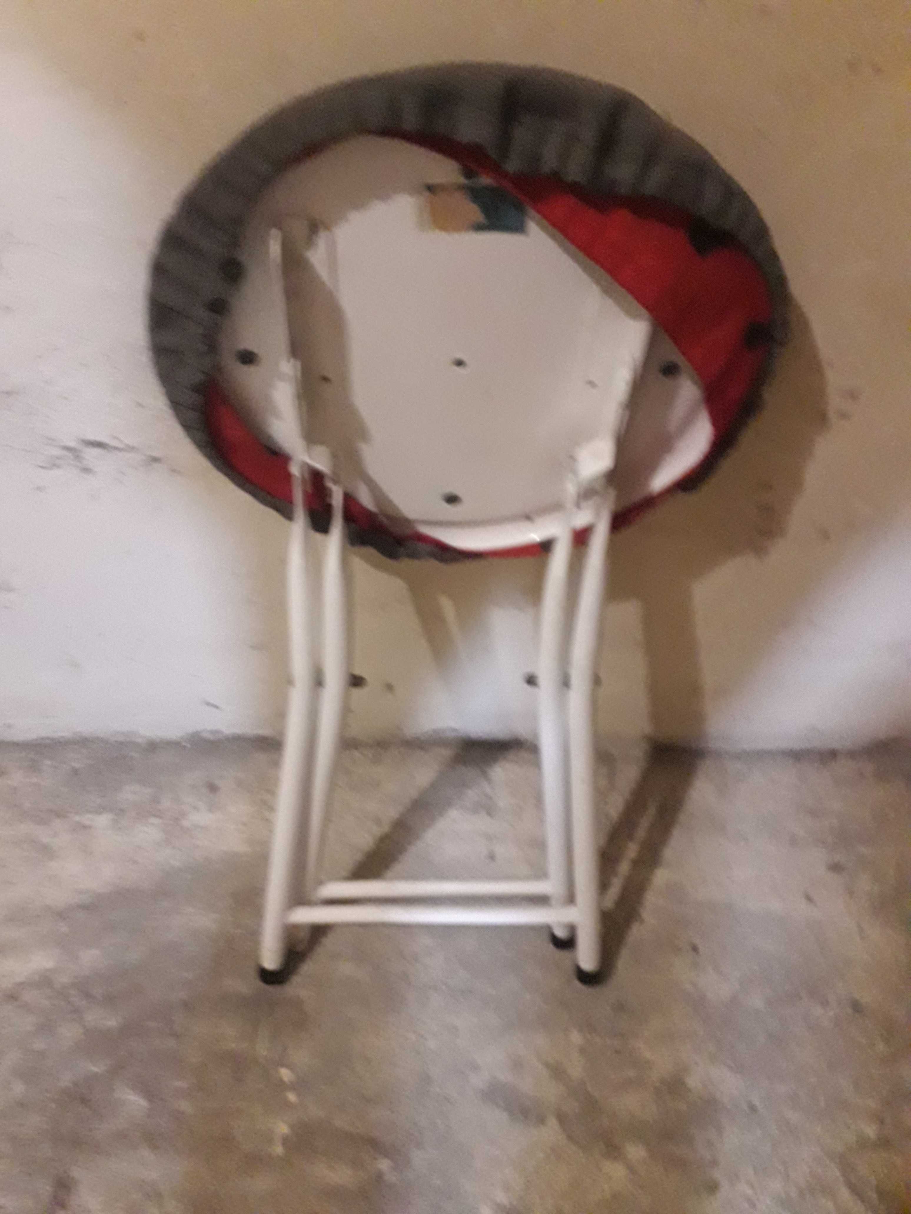 Taboret na metalowych lakierowanych na biało, składanych nóżkach
