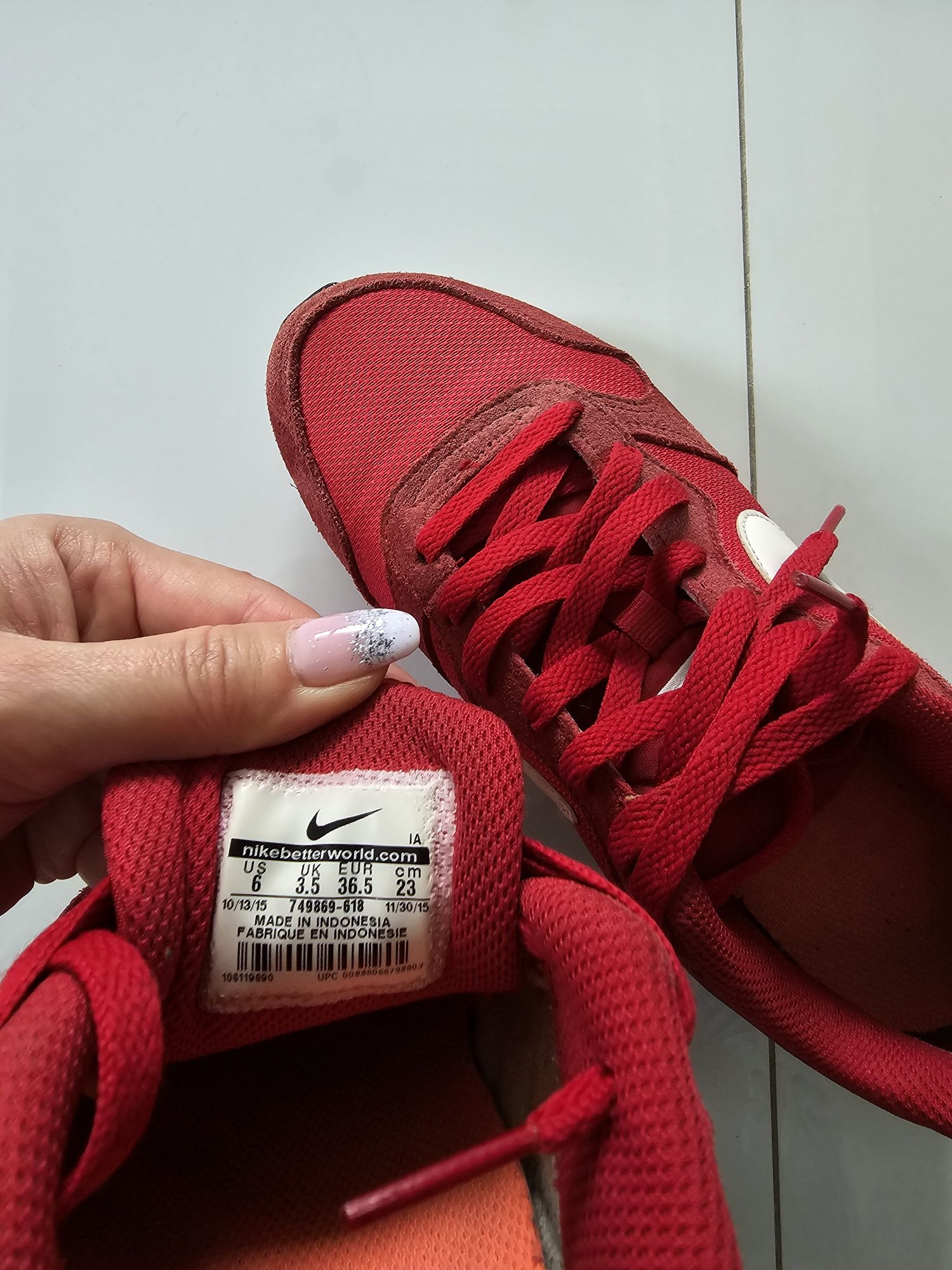Czerwone zamszowe buty Nike