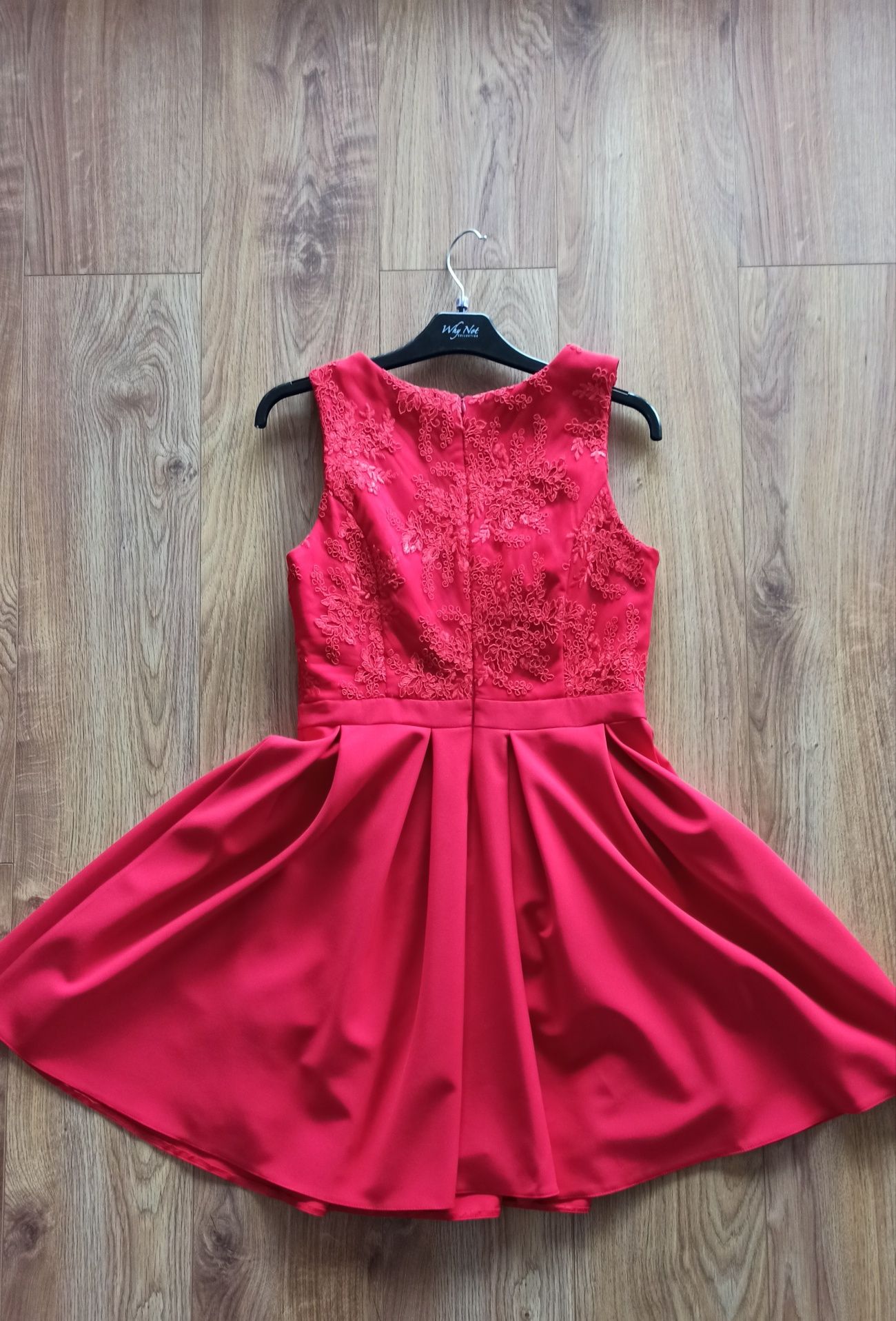 Czerwona sukienka koktajlowa z koronką