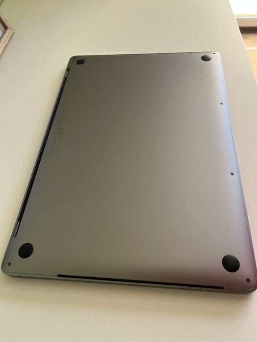 Macbook A1990 uszkodzony fvat pudełko nowa bateria