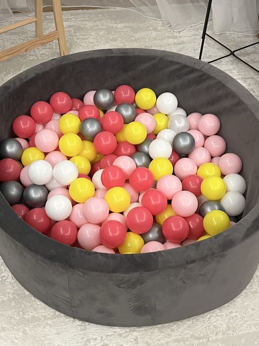 Сухий басейн з кульками