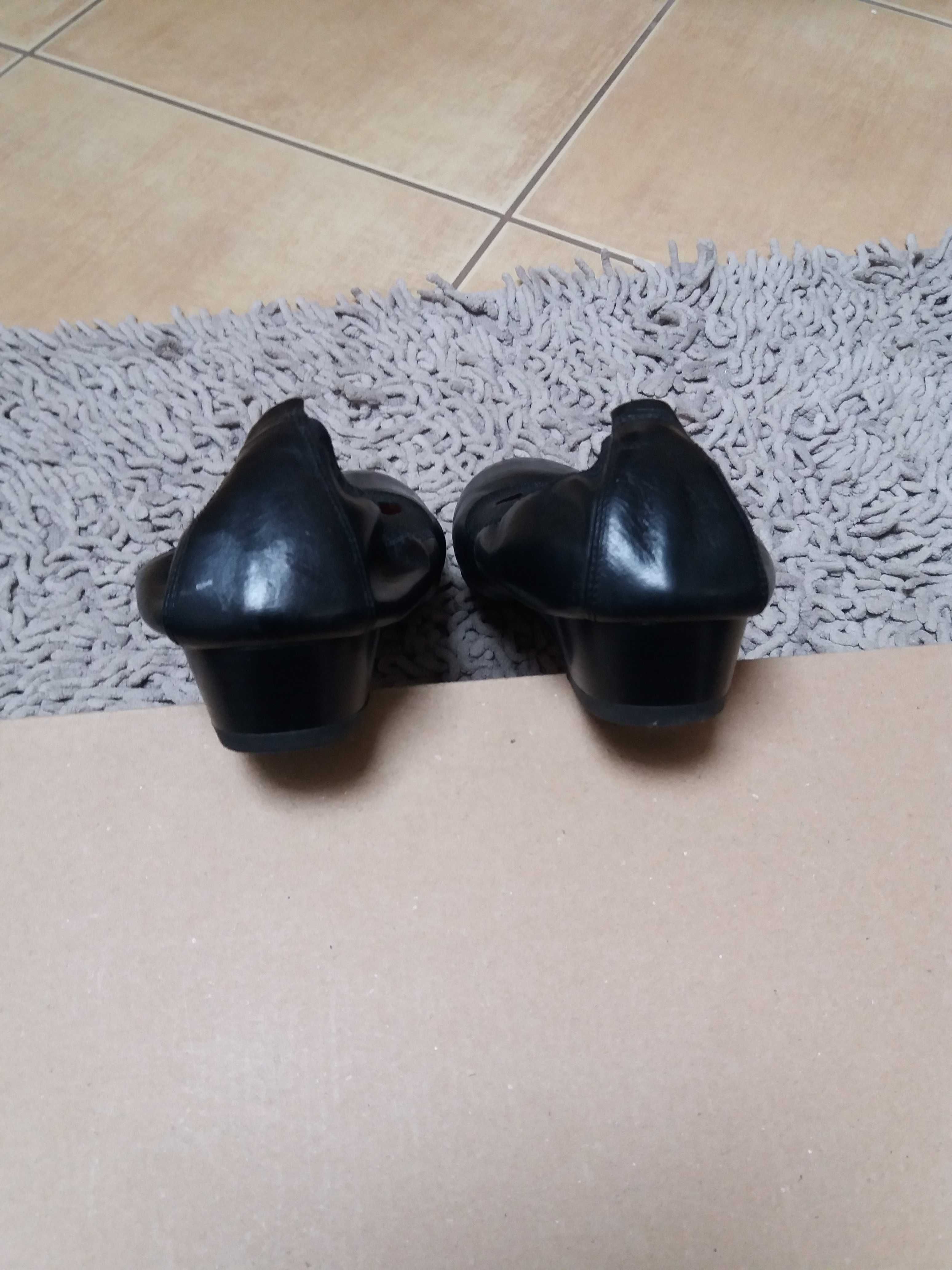 Buty na maleńkiej koturnie BADURA 39