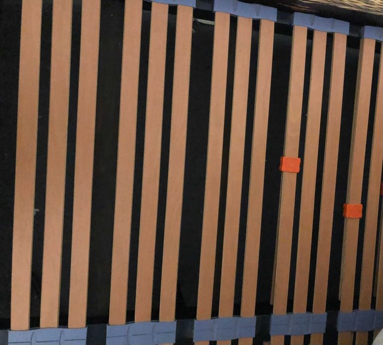 Cama Casal 200x160 com estrado, colchão, mesas de cabeceira e espelho