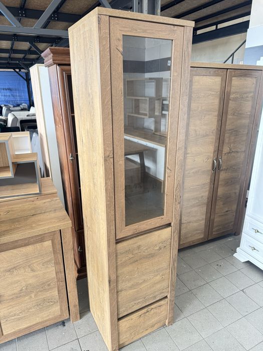 Witryna ze szklanymi drzwiami