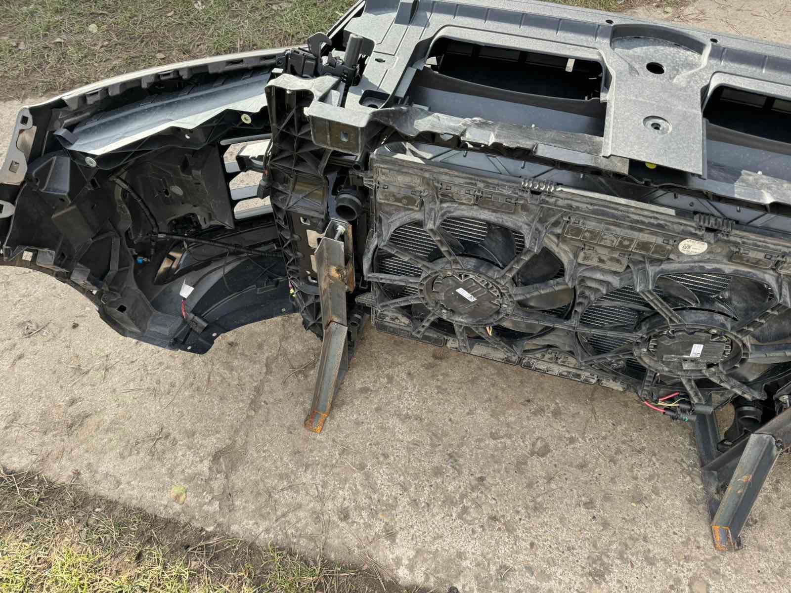 Морда Audi Q7 4M  бампер в зборі установлена панель телевізор оригінал
