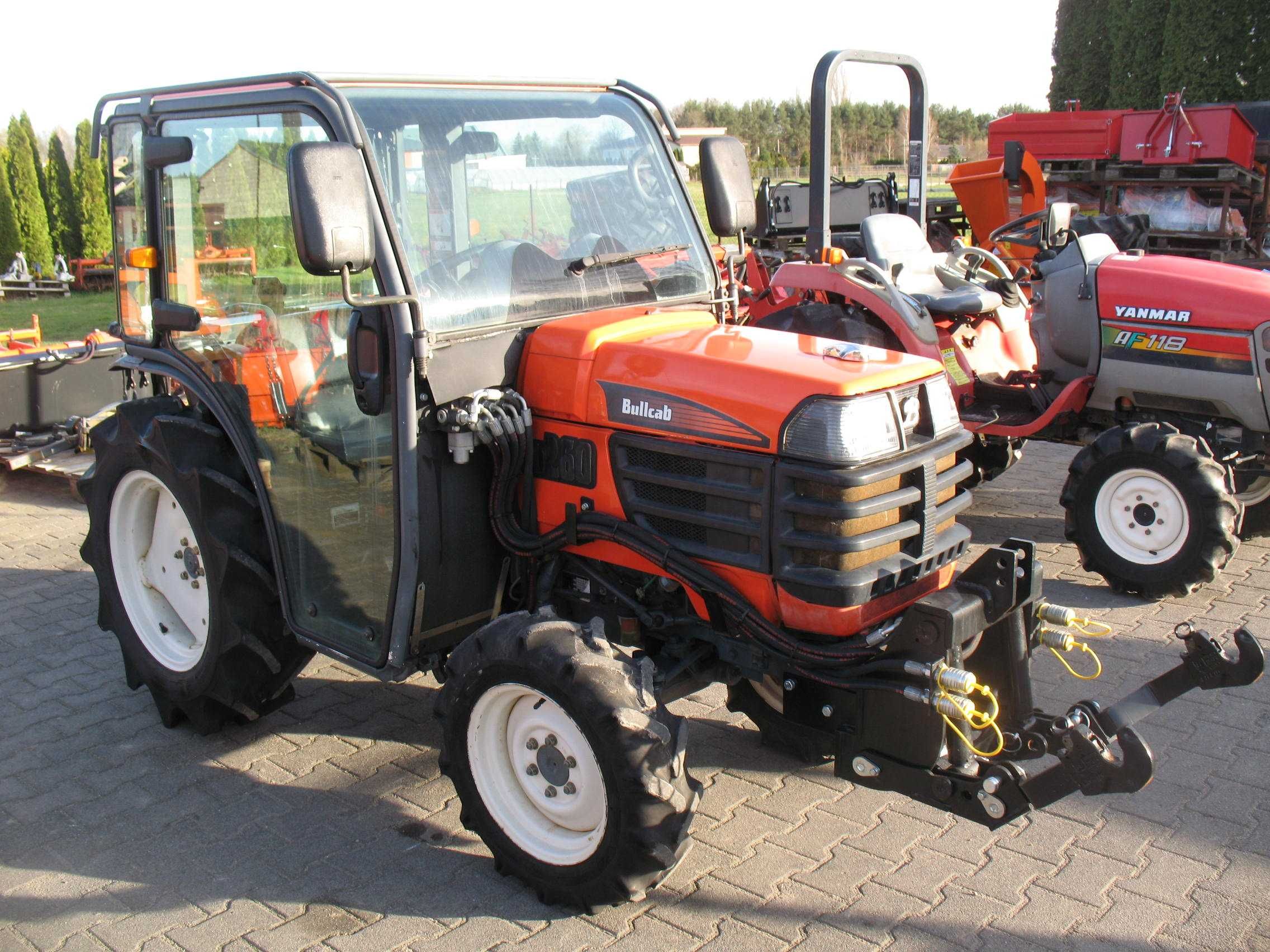 Kubota B260 KAB AC TUZ do komunalki sadu borówki glebogrzarka