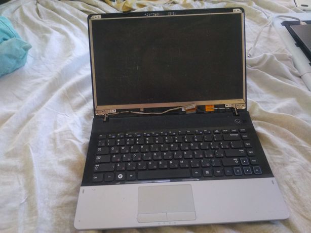 Ноутбук Самсунг, в рабочем состоянии! 14" led дисплей, побит экран.