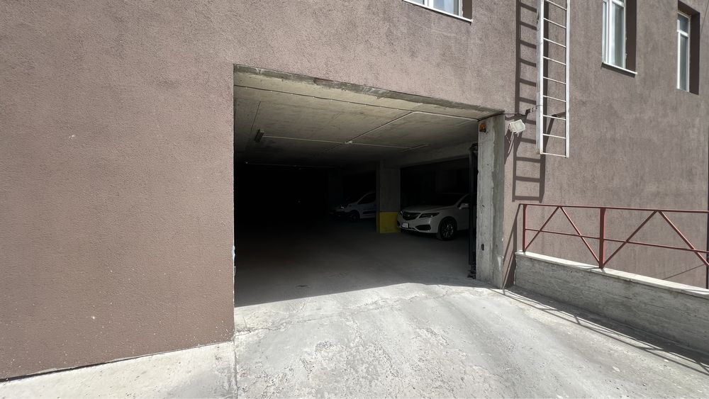 Продам паркінг та комірку жк «Амстердам»