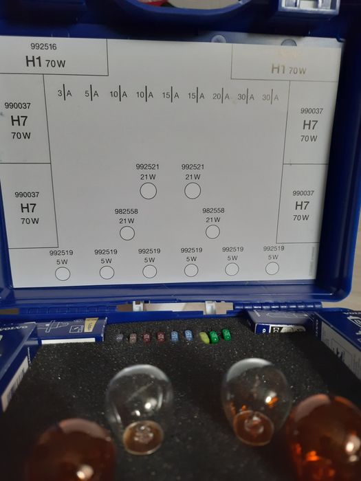 Набір ламп з запобіжниками.