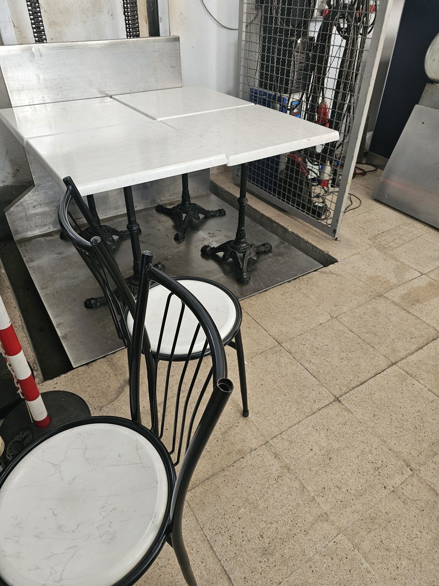 Conjunto de mesas e cadeiras
