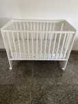 Cama de bebe  com colchao em muito bom estado