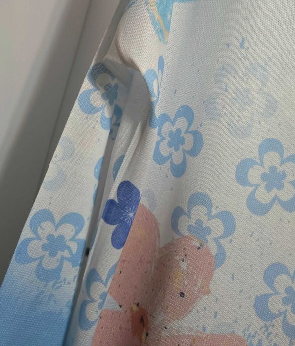 Pastelowy sweter w kwiaty błękit róż wiosenny styl luźny krój