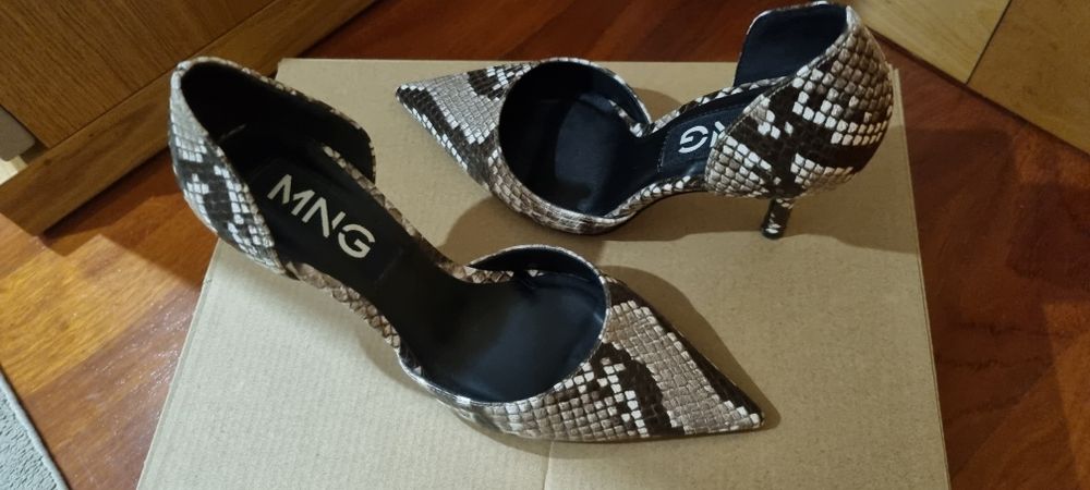 Sapatos pele de cobra castanhos e beged