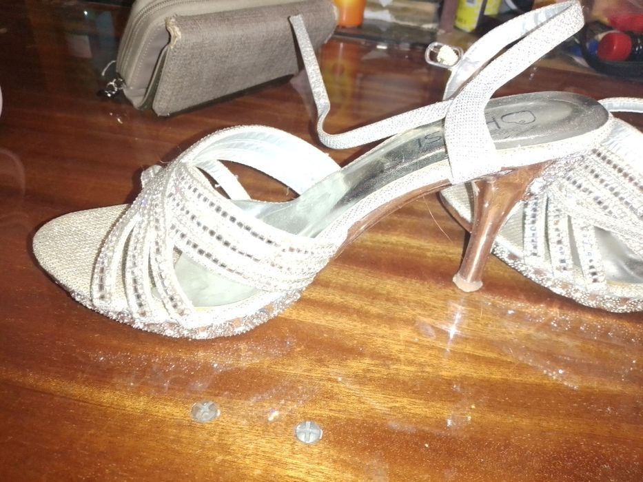 Босоножки в стразах