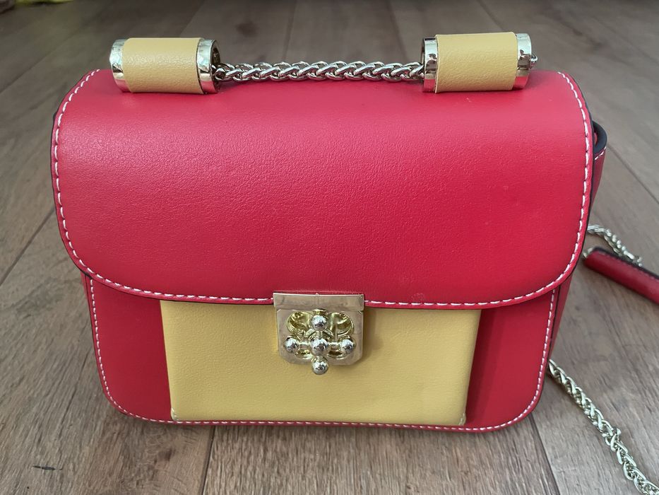 Маленька червона сумка через плече