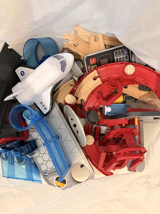 Zabawka tory dla pociagow razem s samolotem duplo