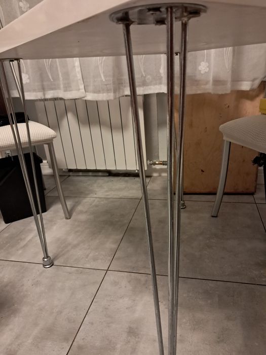 Stół bialy na metalowych nogach, 80 x80x72