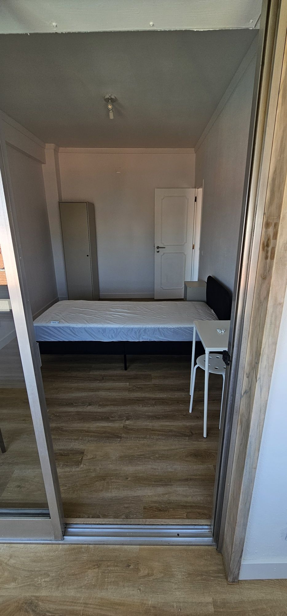 Alugo Quarto Solteiro ou Casal ou Amigos