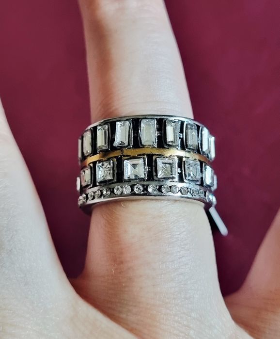 Anel bicolor, em aço, com zirconias e pedras de vidro. T17