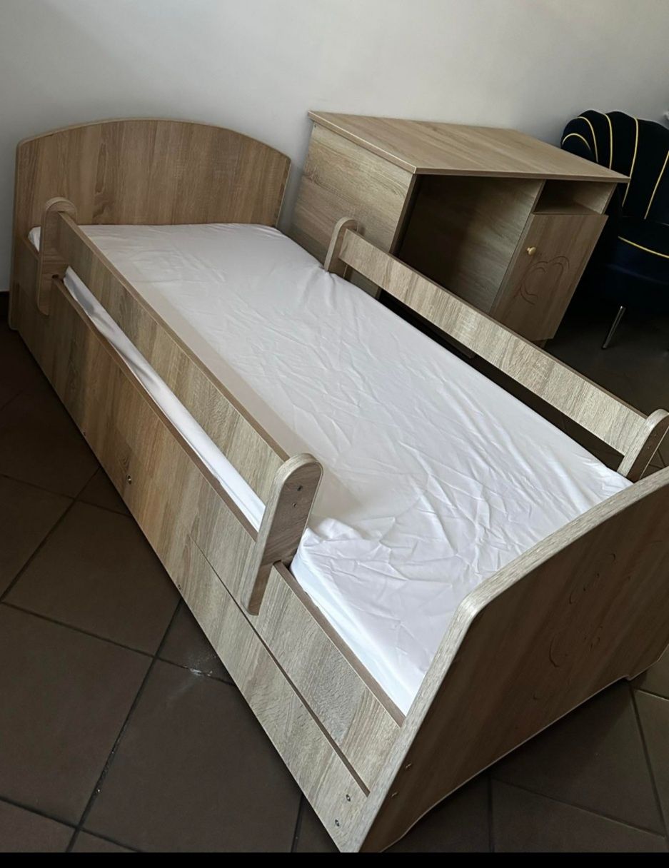 Meble dziecięce: łóżko + biurko