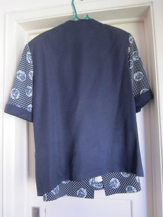 Conjunto Blusa manga curta + Saia T46 azul marinho com corte evasé