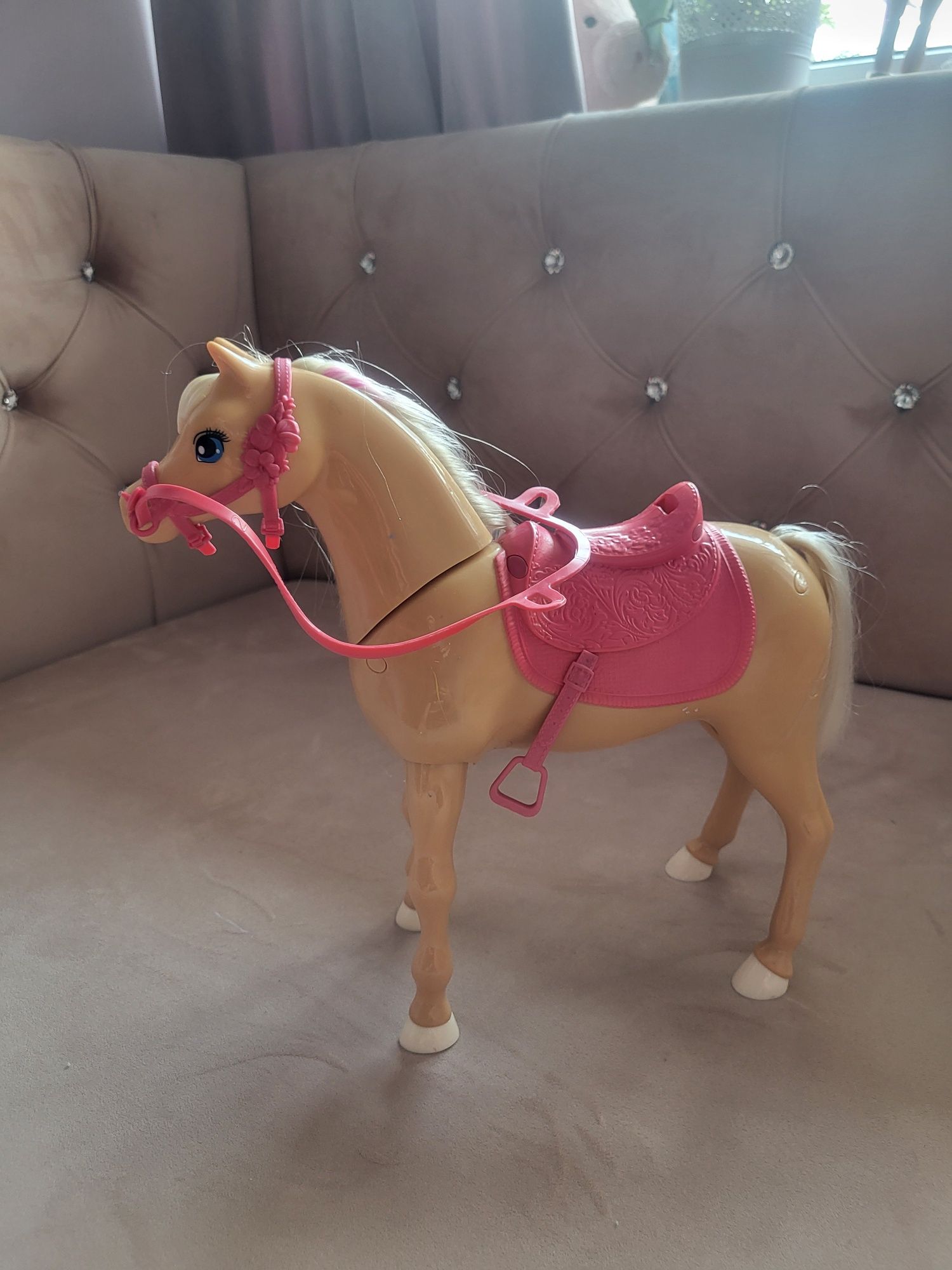 Koń grający dla lalek Barbie
