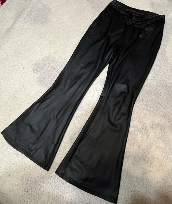 Черные брюки штаны клеш кожаные