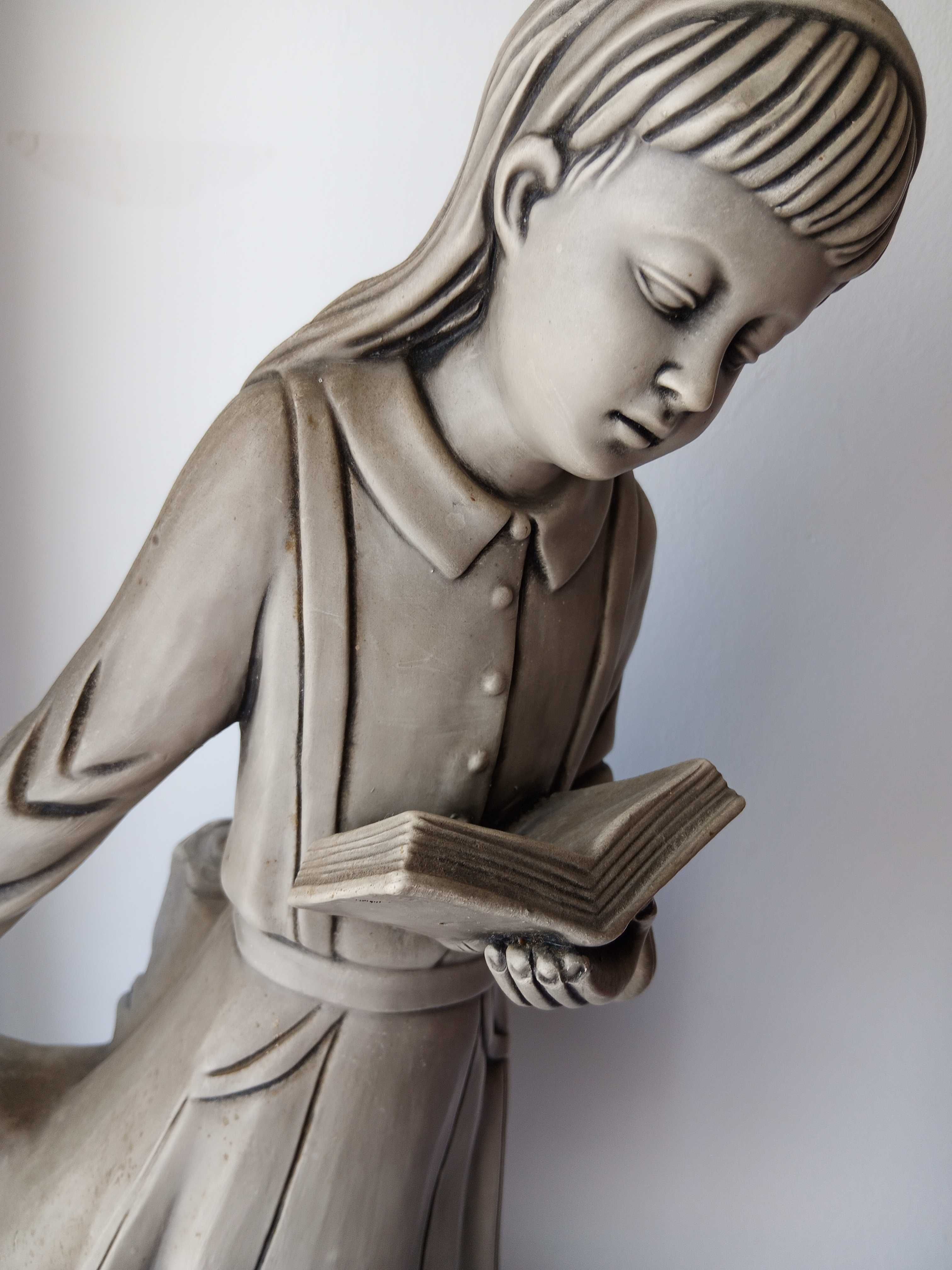 Menina colégio leitura 50cm, 2,2Kg