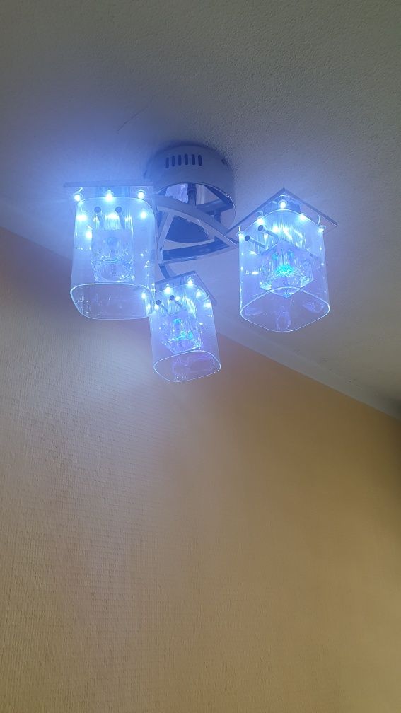 Lampa sufitowa z trzema punktami świetlnymi.