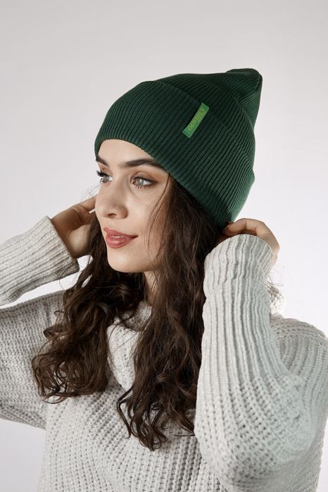 Мʼяка однотонна шапка з відворотом в рубчик, демісезон