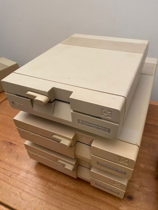 Commodore 1571x2 + Commodore 1541 “2” stacje dyskow