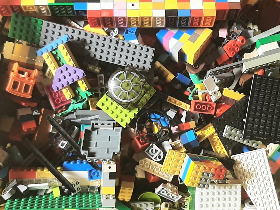 LEGO: Milhares de peças diversas em caixa