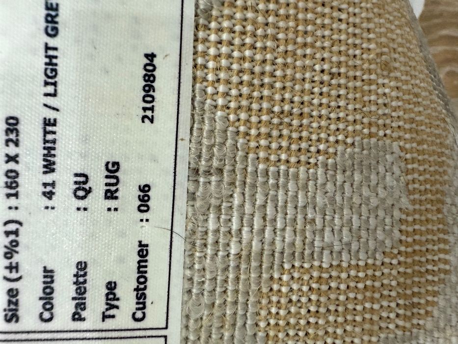 Carpetes cinza e branca