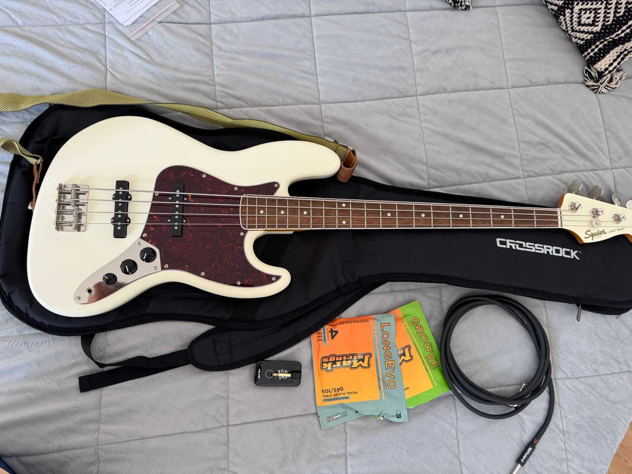 Fender Limited Edition Classic Vibe Mid-'60s Jazz Bass + accessories