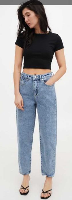 Джинсы мом голубые
Sinsay