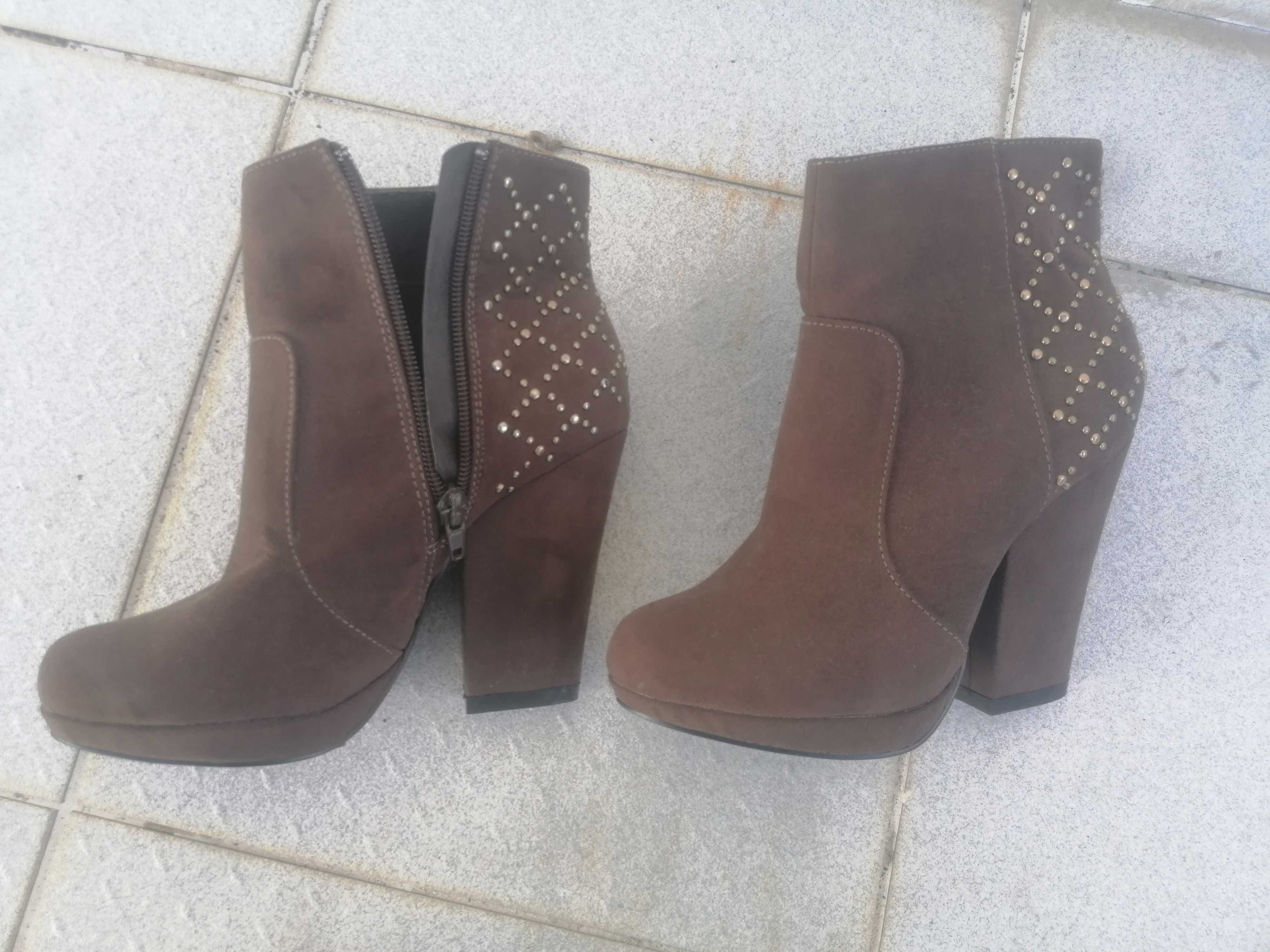 Botas castanhas com salto