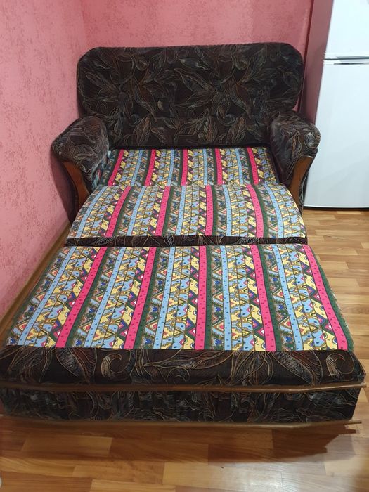 Диван розкладний з вставками з дуба та 2 кресла з ручками з дерева